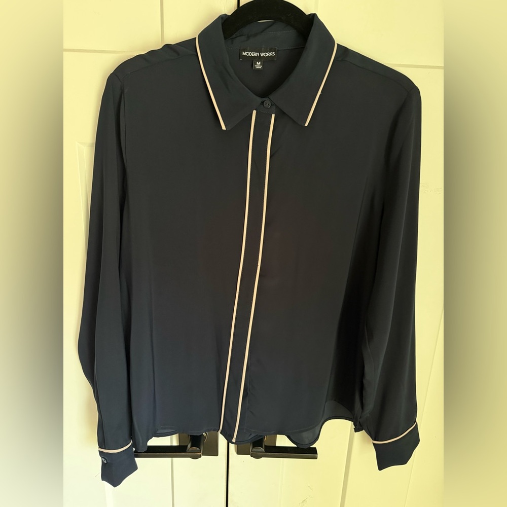 Nwot Navy Blouse with White Trim in satin like fabric, size M.